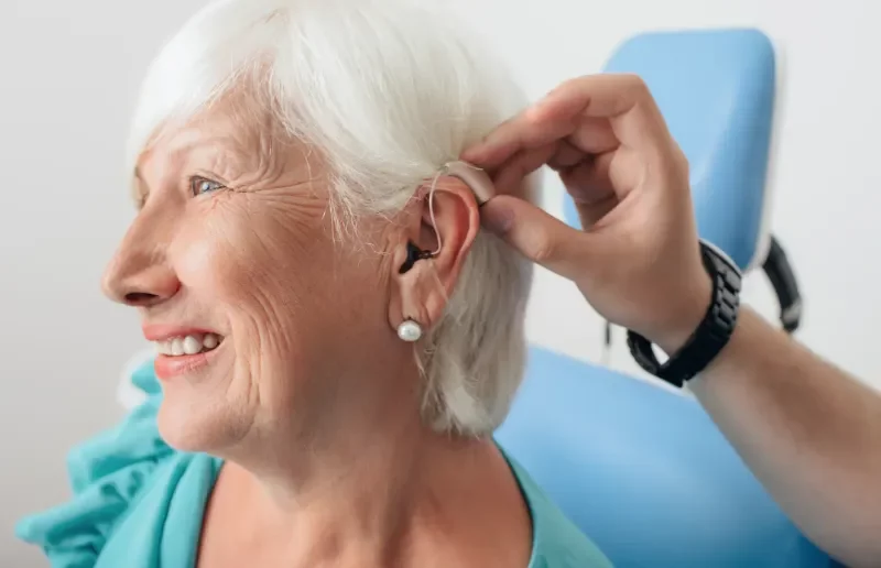 Les aides auditives réduisent-elles le risque de démence?